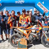 Manuel Lettenbichler vom Red Bull KTM Factory Racing Team hat sich beim fünften Lauf der FIM Hard Enduro Weltmeisterschaft 2025 einen souveränen Sieg gesichert und das legendäre Sea to Sky-Rennen in Kemer, Türkei, gewonnen.